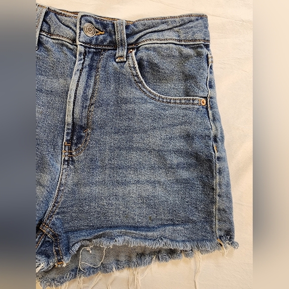 Wild Fable Women's Denim Blue Jeans Frayed Hem Shorts High Rise Mom Jeans, sz 4 - Picture 8 of 9